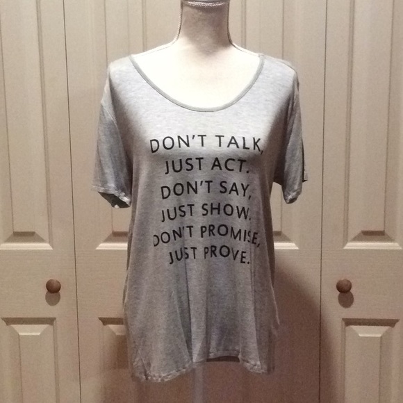 yellow chair Tops - NWT Gray T-Shirt Perfect Condition Super Soft